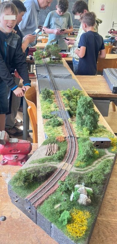 Děti tvořící modely na workshopu